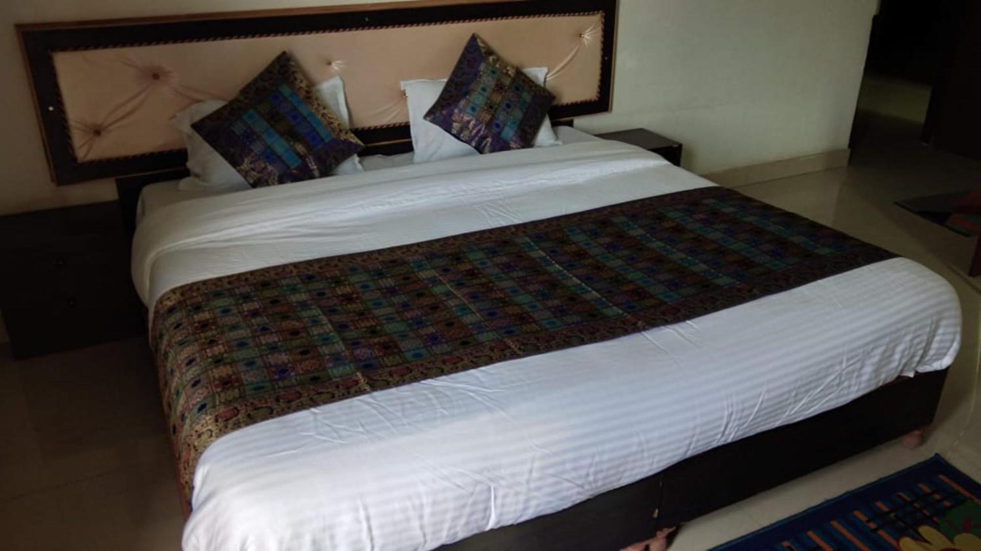 Goroomgo Varuna - Customer Service Experience Hotel Varanasi
