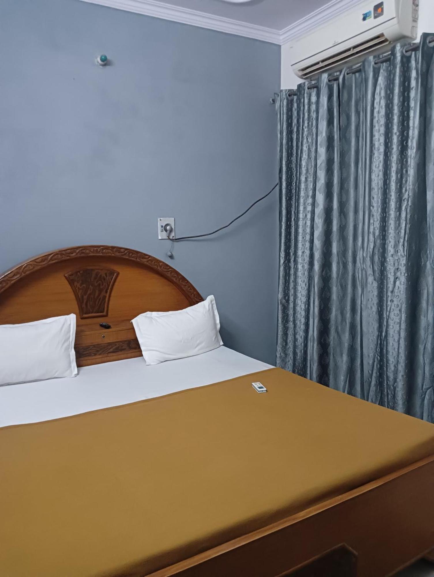 Goroomgo Varuna - Customer Service Experience Hotel 3*