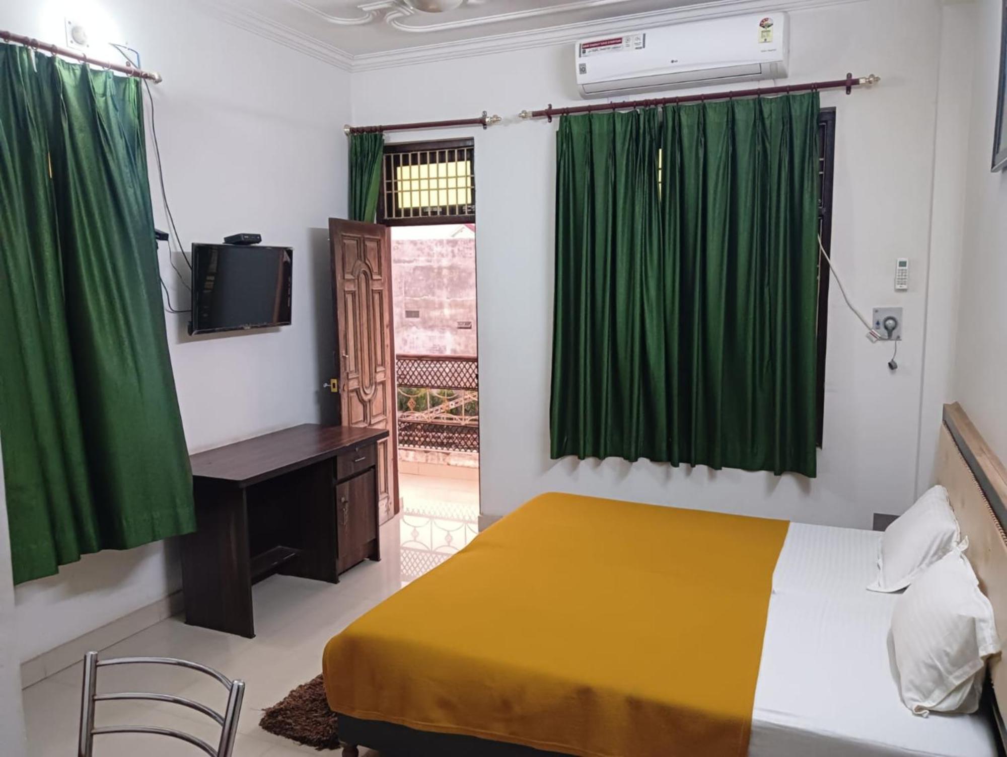 Hotel Goroomgo Varuna - Customer Service Experience 3*
